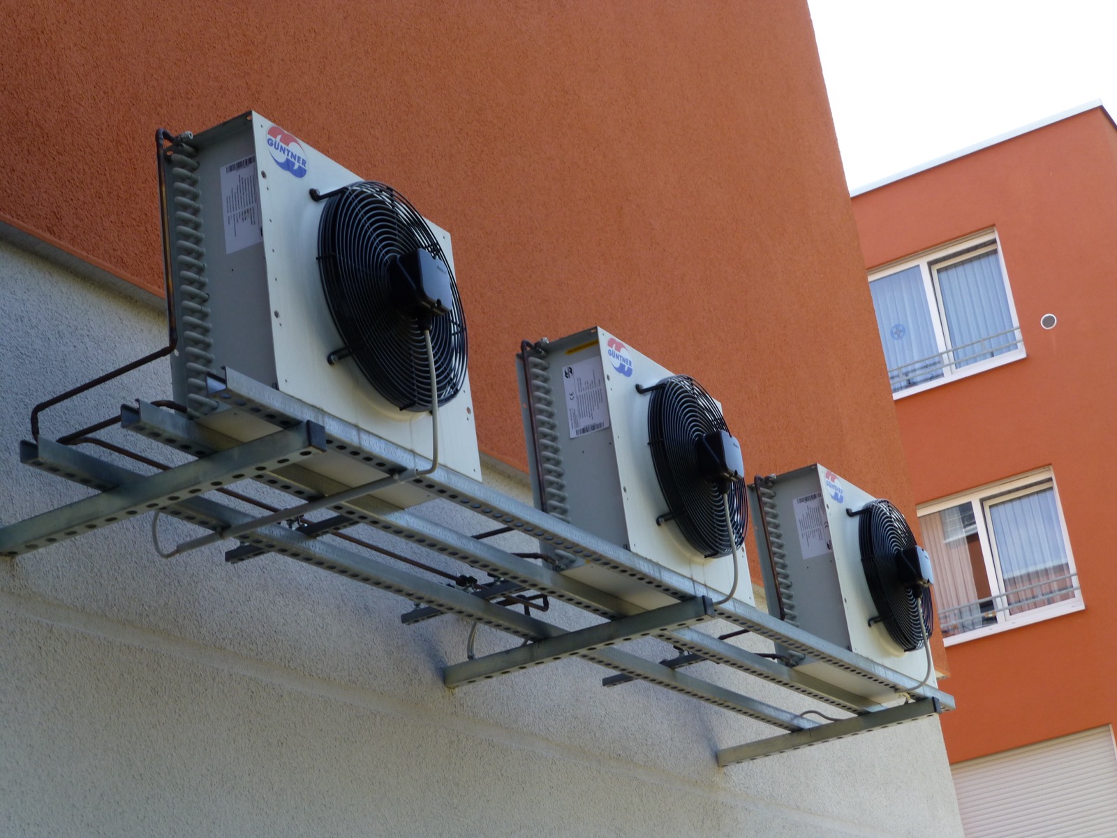Güntner-Verflüssiger an der Fassade eines Kühlhauses